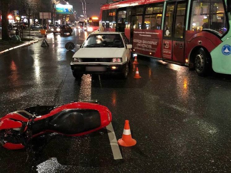В Калининграде произошла авария с участием двух автомобилей и скутера