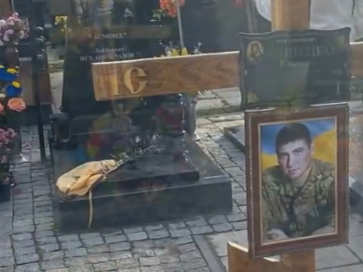 В Сумской области сорвали флаги с могил военных ВСУ