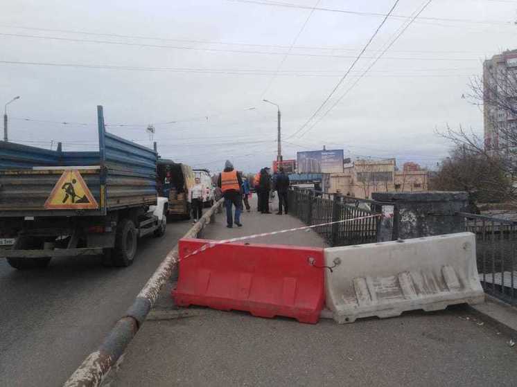 В Астрахани с моста рухнули ограждения