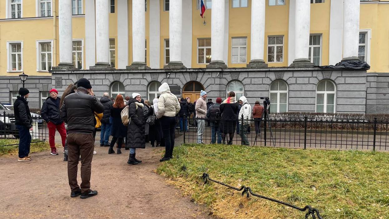 Толпа журналистов и два десятка потерпевших: в Петербурге судят Дарью Трепову*
