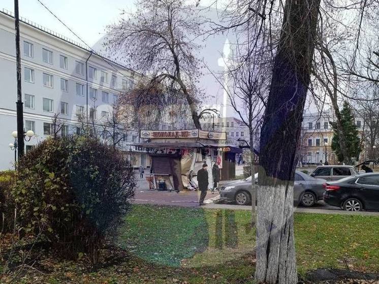 В Пензе неизвестный автомобиль протаранил ларёк на улице Московской