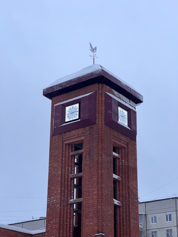 Новые часы и почтовый голубь появились на башне в Петрозаводске