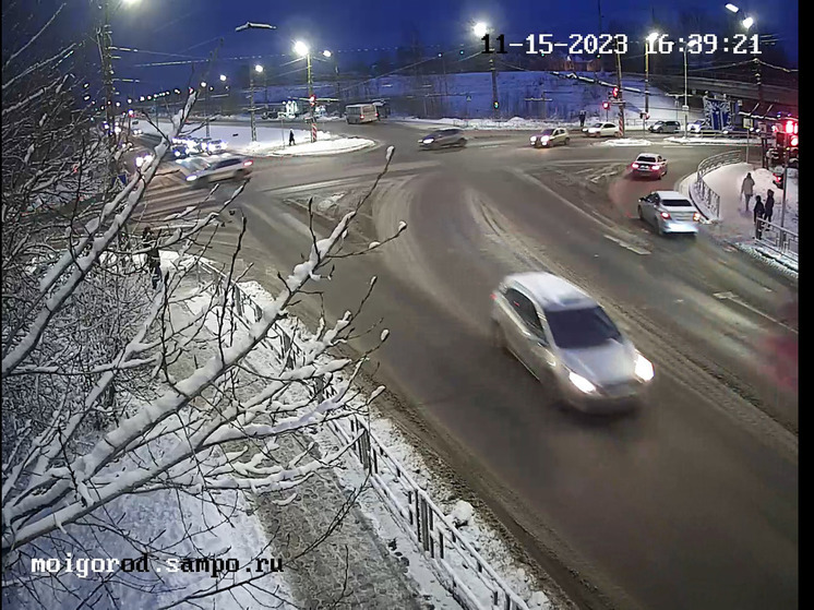 Водители в ужасе от нового режима работы светофора в Петрозаводске