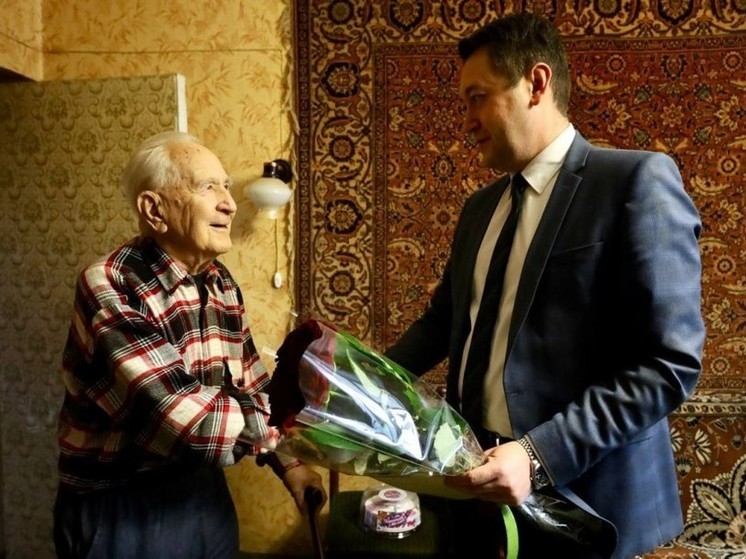 Глава Новомосковска Бутов поздравил ветерана ВОВ с 96-летием