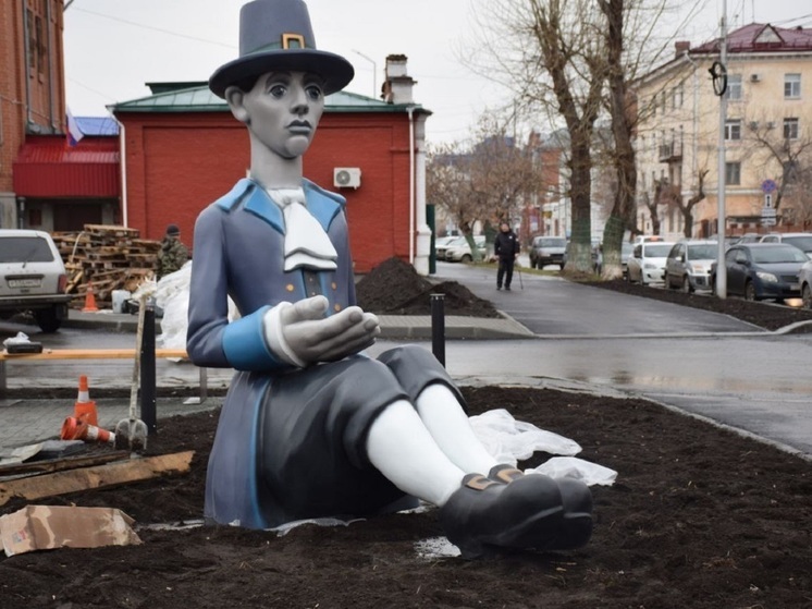 Огромную фигуру Гулливера и птицу с горящим хвостом устанавливают в Кургане