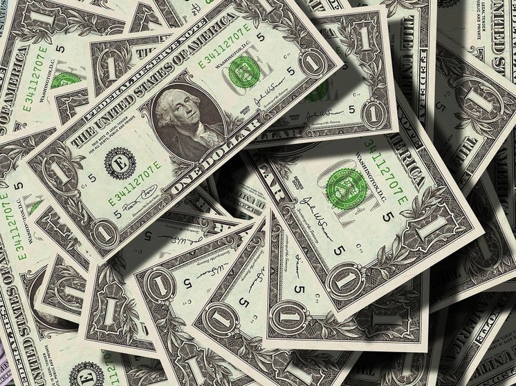 Официальный курс доллара снизился на 1,8 рубля за сутки