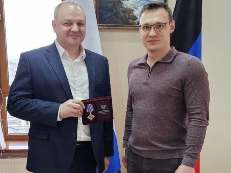 Руководитель Минздрава ДНР наградил директора Донецкой неотложки знаком отличия