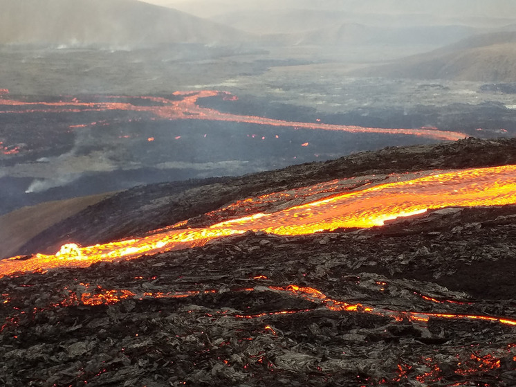 Трещины, провалы, до магмы 800 метров: «Лава может затопить Исландию»
