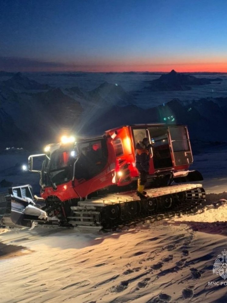 Спасатели эвакуировали со склона Эльбруса заблудившегося туриста из Китая