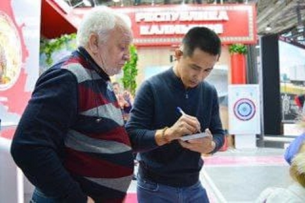На ВДНХ в павильоне Калмыкии провел автограф-сессию олимпийский призёр Мингиян Семёнов