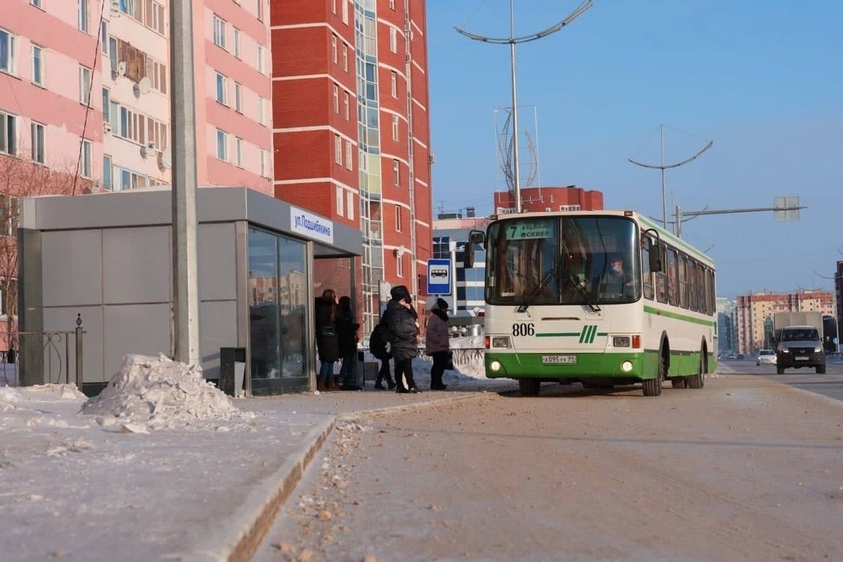 Уренгой маршрутка. Автобус новый Уренгой. Уренгой автовокзал фото.