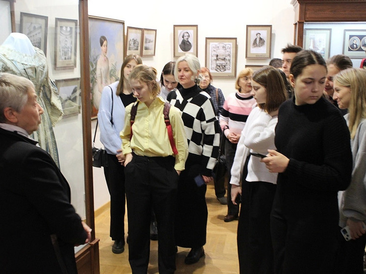 В музее Смоленска состоялась экскурсия «Ампир - значит императорский»