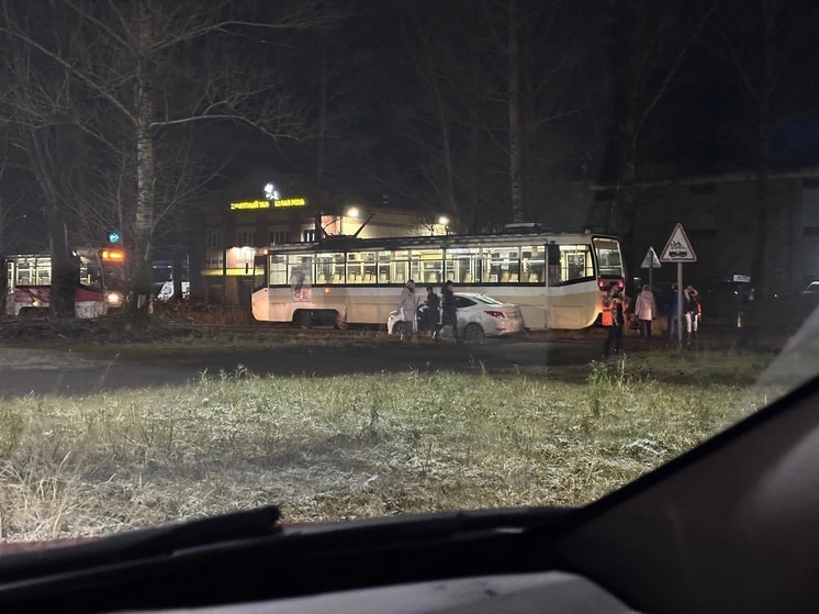 В Ярославле трамвай опять «забодал» легковушку