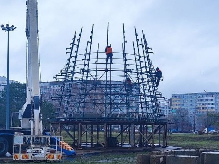 Каркас для главной новогодней елки начали устанавливать в Набережных Челнах