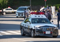 Японское общественное телевидение (NHK) сообщило, что автомобиль на полном ходу протаранил полицейское ограждение, которое установлено у здания израильского посольства в Токио