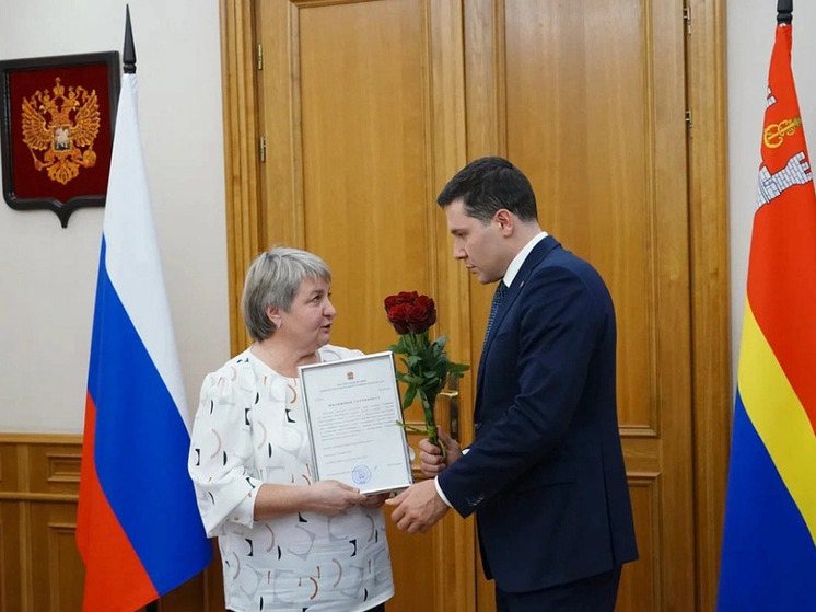 Алиханов вручил калининградским медикам сертификаты на 2 млн рублей