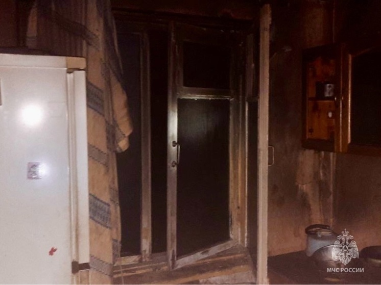 В Мурманске спасли человека при пожаре в жилом доме на улице Шабалина