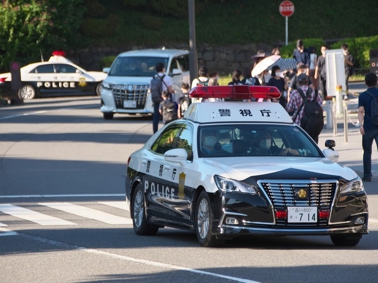 NHK: в Японии автомобиль протаранил полицейское ограждение у посольства Израиля