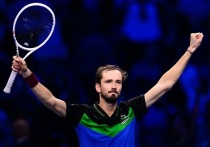 Даниил Медведев одержал вторую победу на групповом этапе и вышел в полуфинал Итогового турнира ATP в Турине.