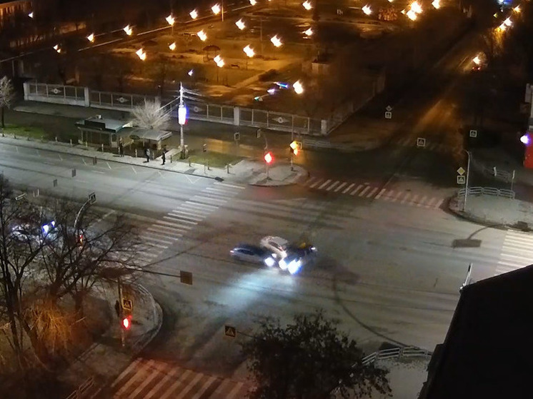 В Челябинске иномарка после ДТП вылетела на остановку