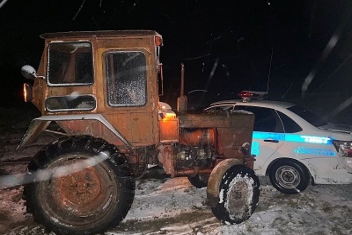 Пьяный россиян попытался сбежать от полиции на тракторе и протаранил служебную машину