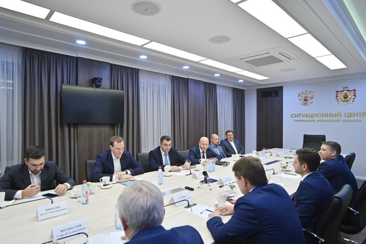 Губернатор Павел Малков встретился с представителями Московской федерации футбола