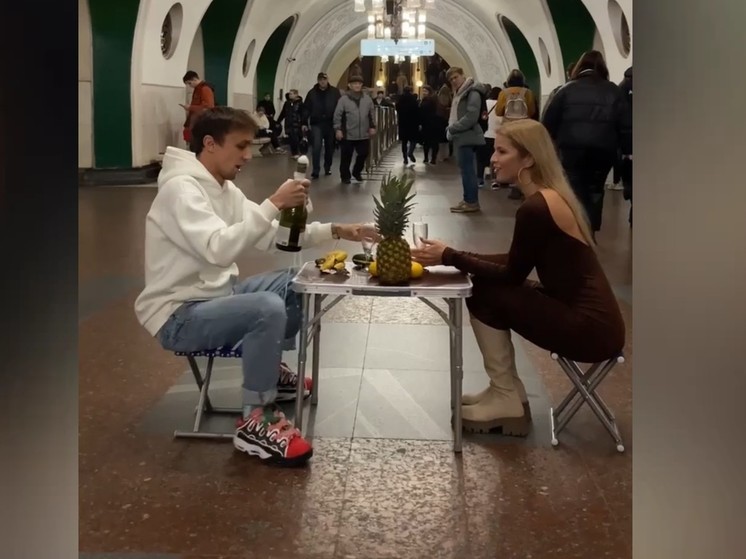 В Москве арестовали парня, сделавшего предложение девушке в метро