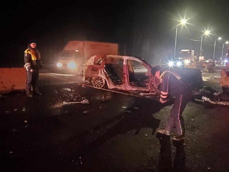 На трассе Пермь – Екатеринбург сгорел BMW, врезавшийся в самосвал
