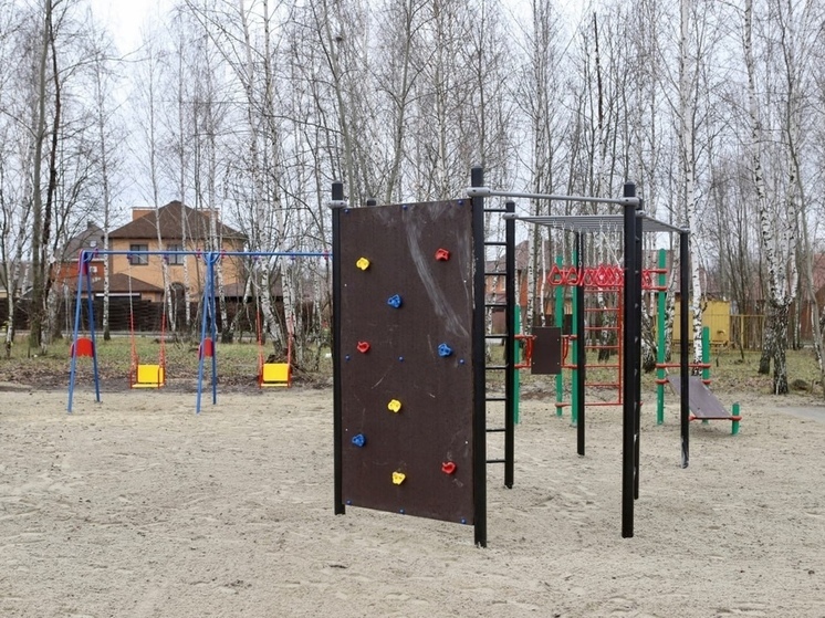 В Курске на 1-м Березовом переулке установили детскую площадку