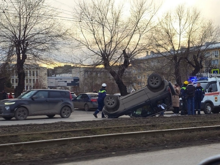 Внедорожник лежит на крыше в центре Кемерова