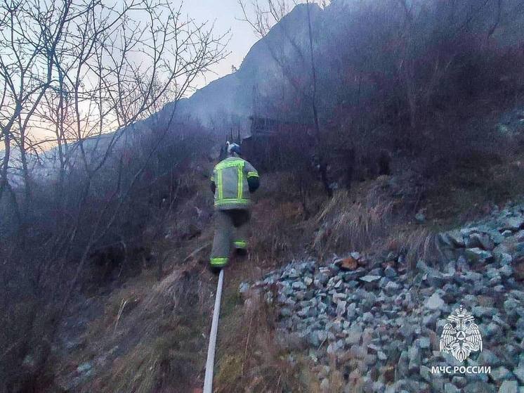 В Северной Осетии из-за крупного пожара в селе отменили занятия в школе