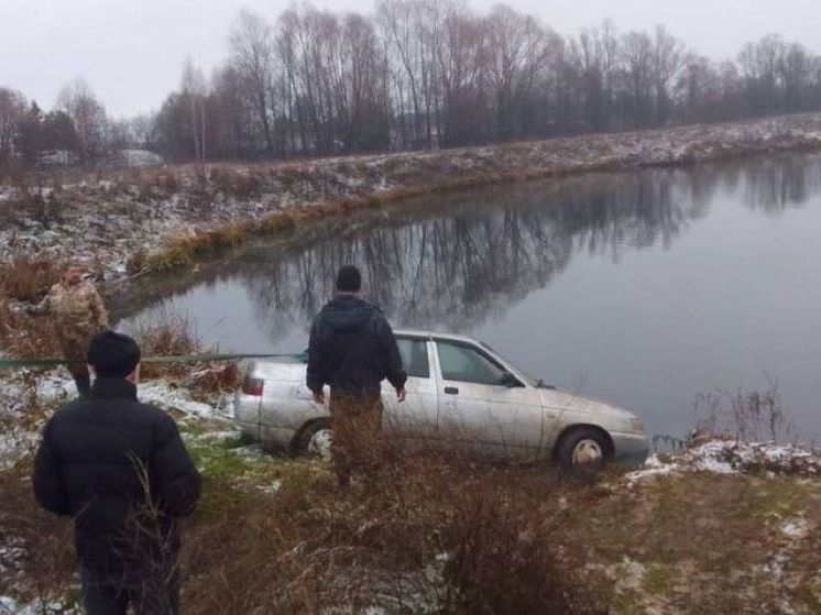 В Башкирии из воды достали легковушку с водителем в салоне