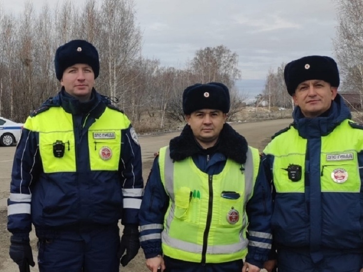 На Южном Урале полицейские помогли жене участника СВО, замерзающей на трассе