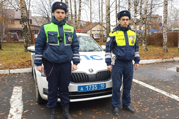 Дорожные полицейские выручили двух водителей на дорогах в Карелии