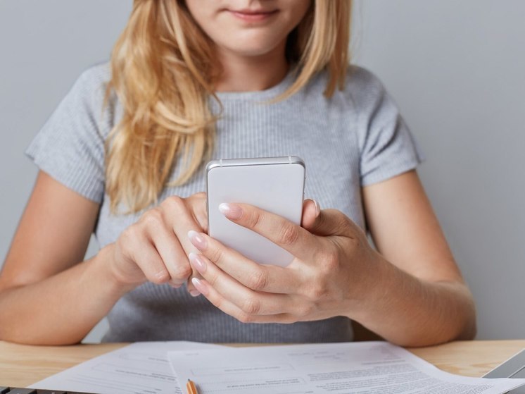 Дума одобрила законопроект о запрете телефонов на уроках
