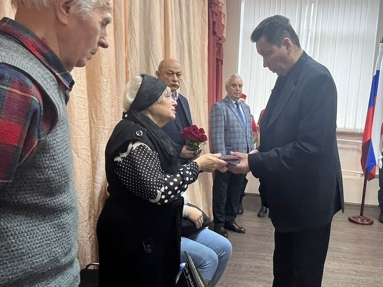 В Сланцах матери погибшего участника СВО вручили награду за сына