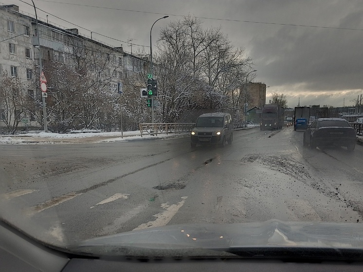 Водители рискуют остаться без колес из-за глубокой ямы на дороге в Петрозаводске