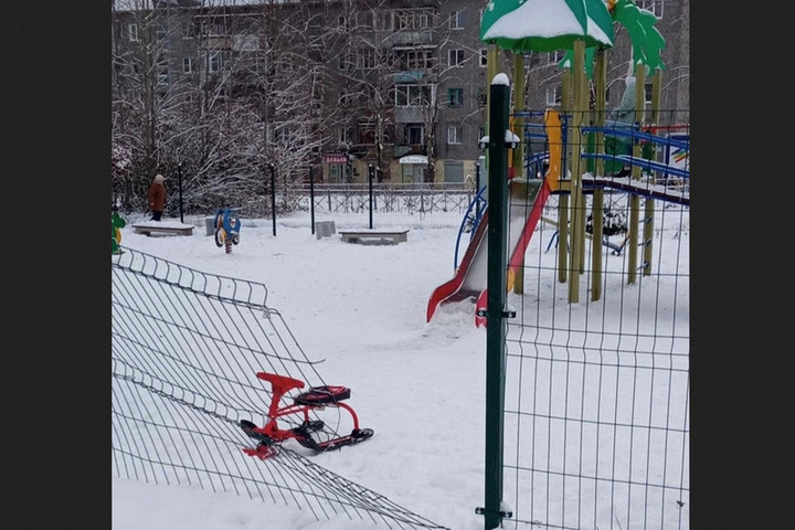Вандалы выломали забор на детской площадке в Карелии