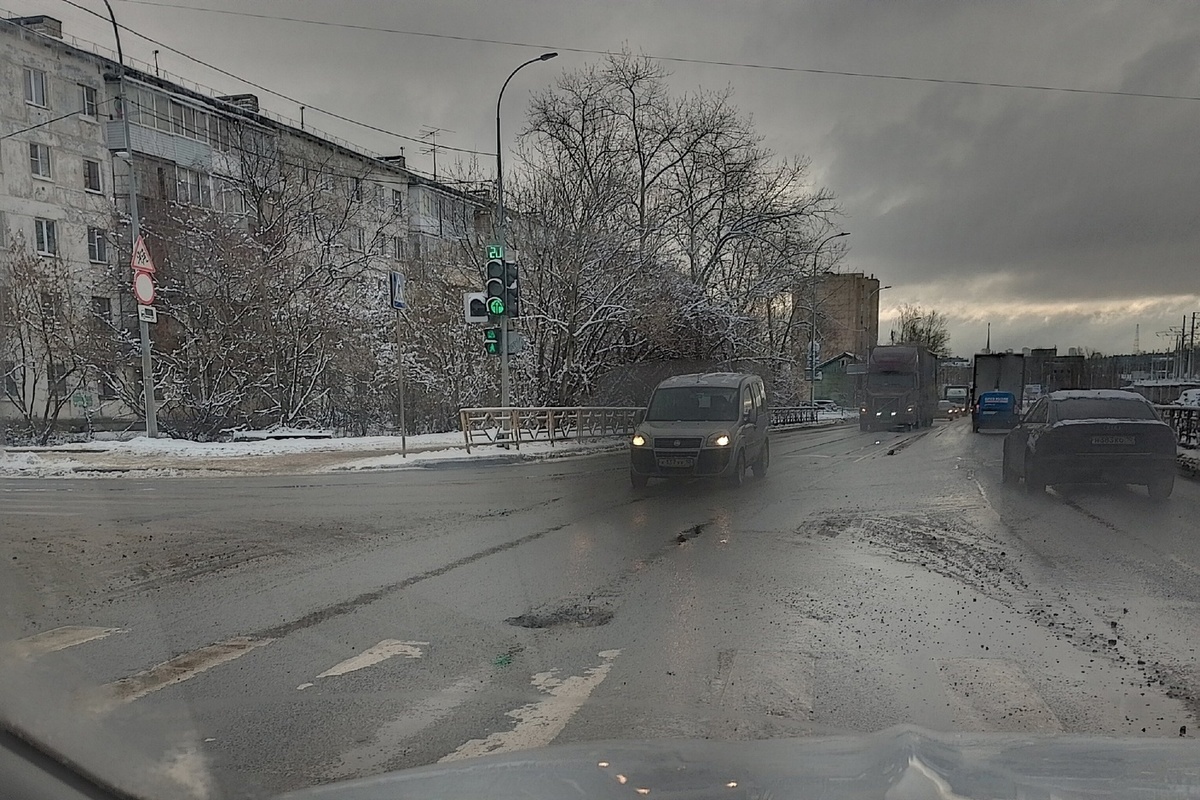 Водители рискуют остаться без колес из-за глубокой ямы на дороге в Петрозаводске