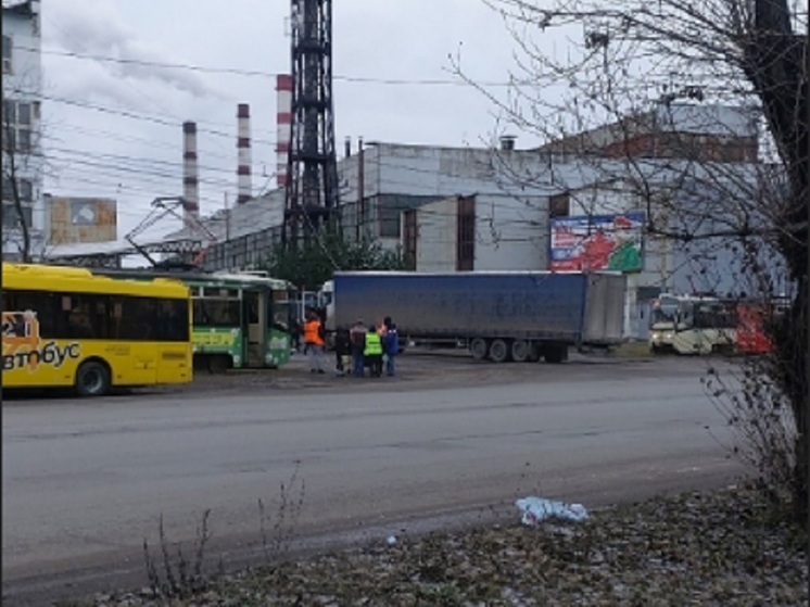 В Ярославле большегруз создал трамвайную пробку
