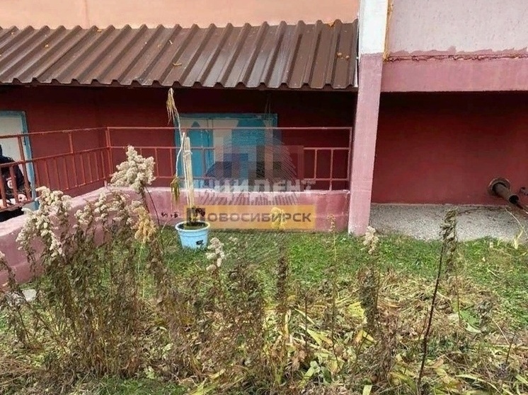 В Дзержинском районе Новосибирска возле дома нашли труп мужчины