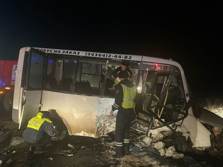 Водитель погиб в столкновении автобуса и «Лады» на свердловской трассе