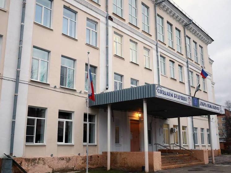 Руслан Бутов провел встречу с родителями о планах капремонта школы 25
