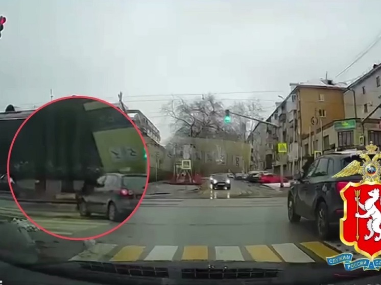 Водитель Volkswagen сбил мужчину, шедшего на зеленый в Екатеринбурге