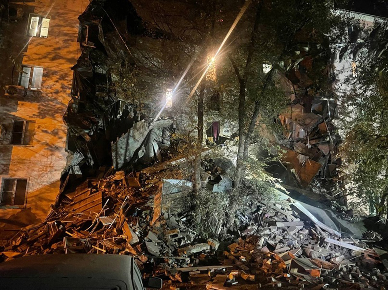 Кадры с места обрушения в Астрахани: рухнула половина дома