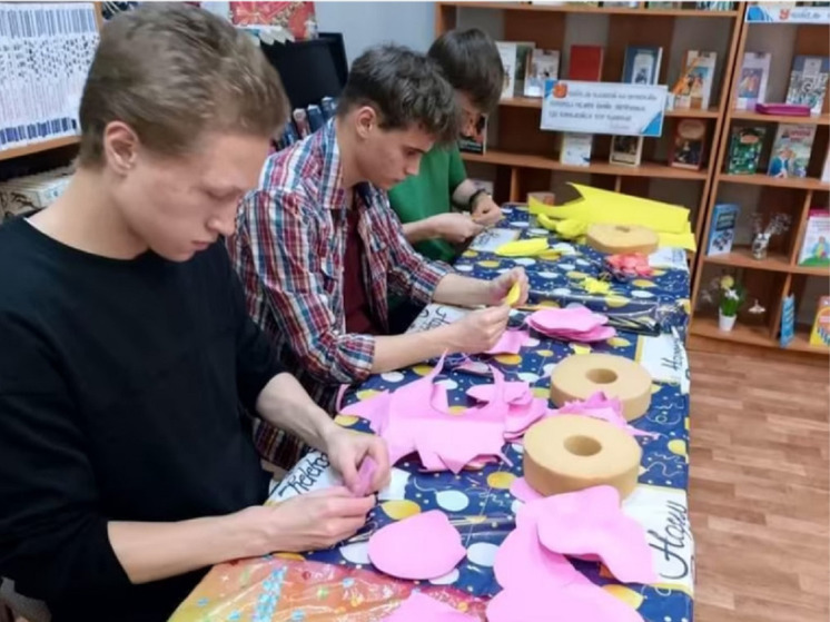 Для ставропольских студентов провели мастер-класс по изготовлению цветов из фоамирана