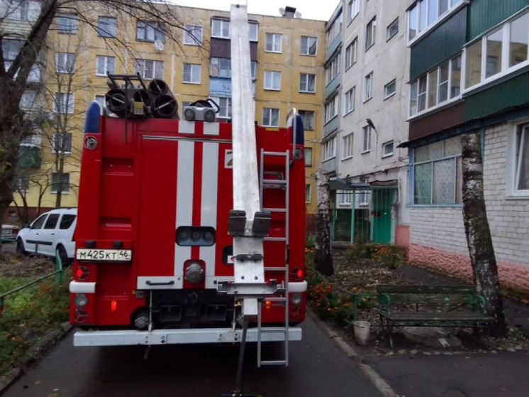 В Курске из-за упавшего окурка загорелся балкон в доме на улице Серегина