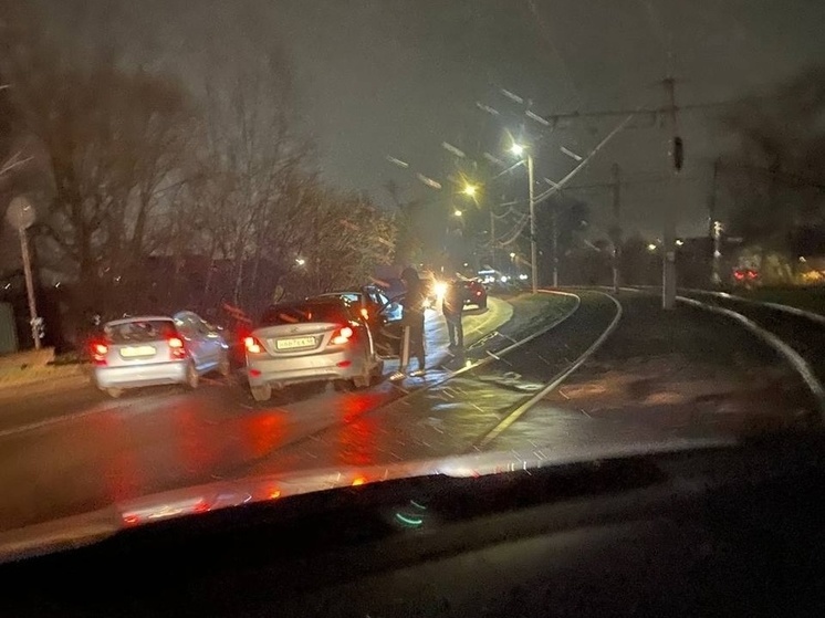 В Курске из-за аварии на Литовской встало движение