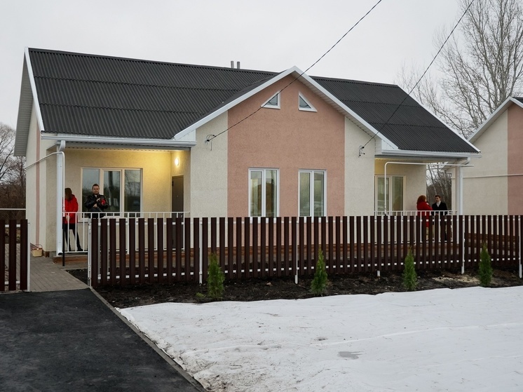 Трое детей-сирот из Волоконовского района получили ключи от нового жилья