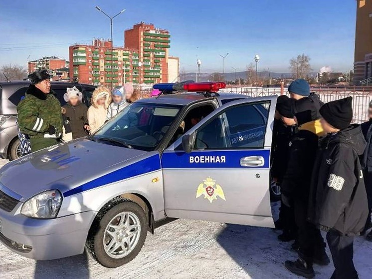 В Улан-Удэ военный автоинспектор провел урок безопасности для школьников